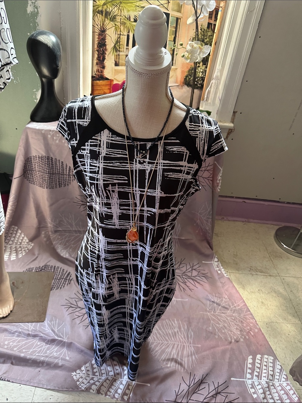 Black & White Patterned Cap-Sleeve Dress cuteee